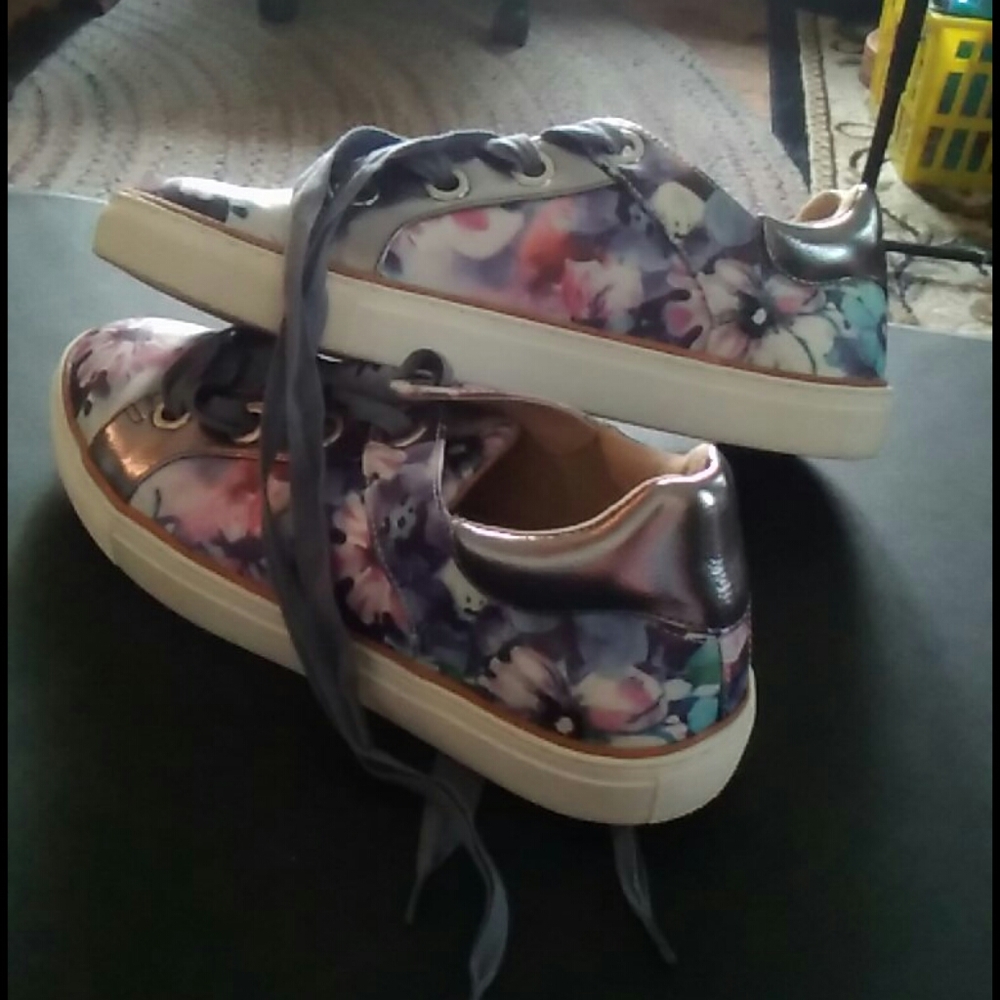 Stevens (Steve Madden)size 9M Floral and metallic